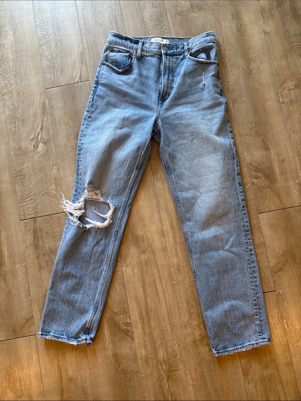 Abercrombie & Fitch “The 90’s Straight Ultra High Rise” Jeans Size 28 Size 6